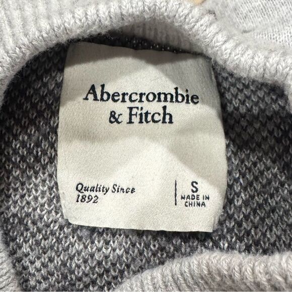 Abercrombie and Fitch Grey Pattern Crewneck Sweatshirt Women’s Small - Picture 2 of 3